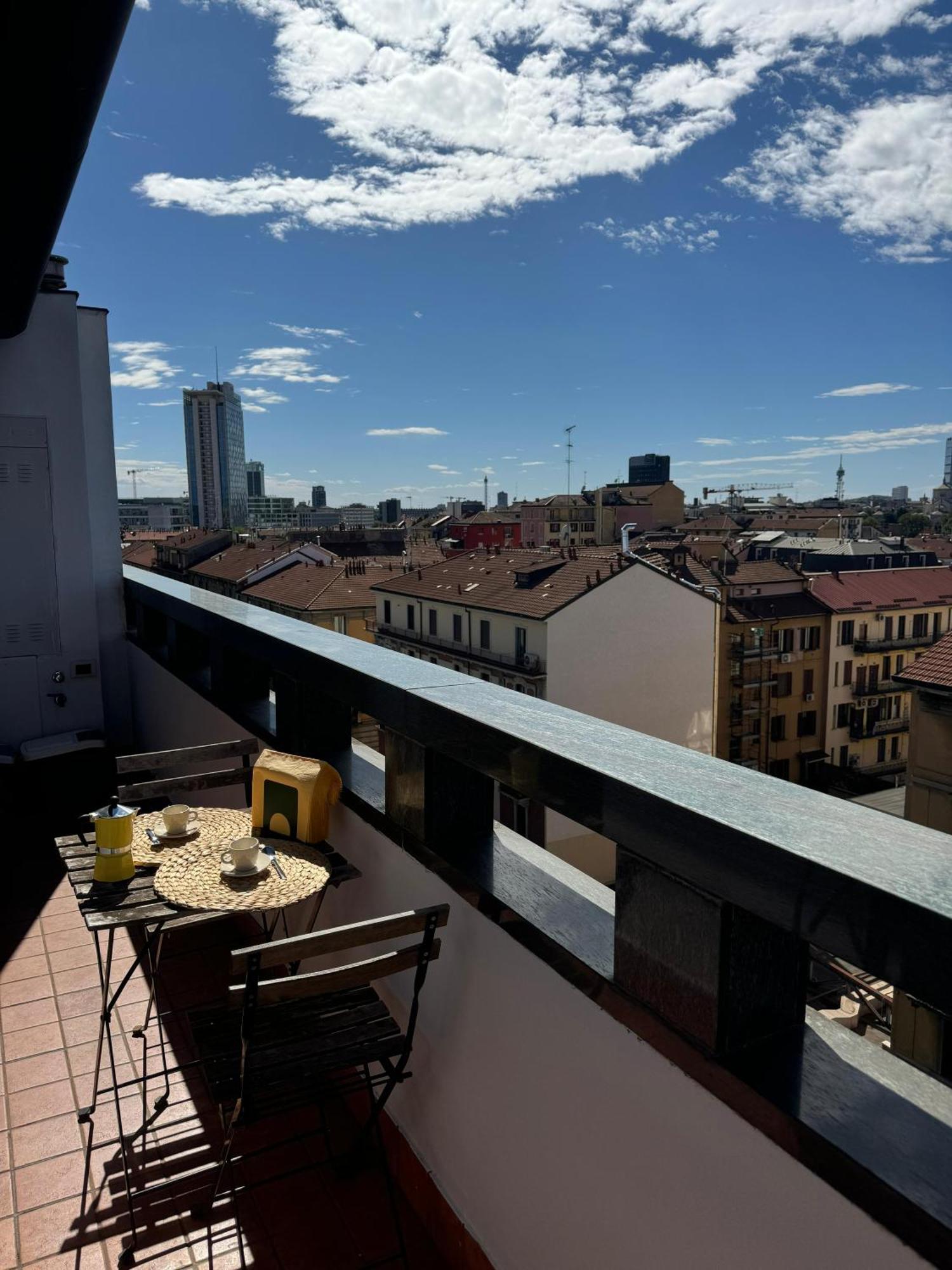 Isola- Attico Con Balcone Milan